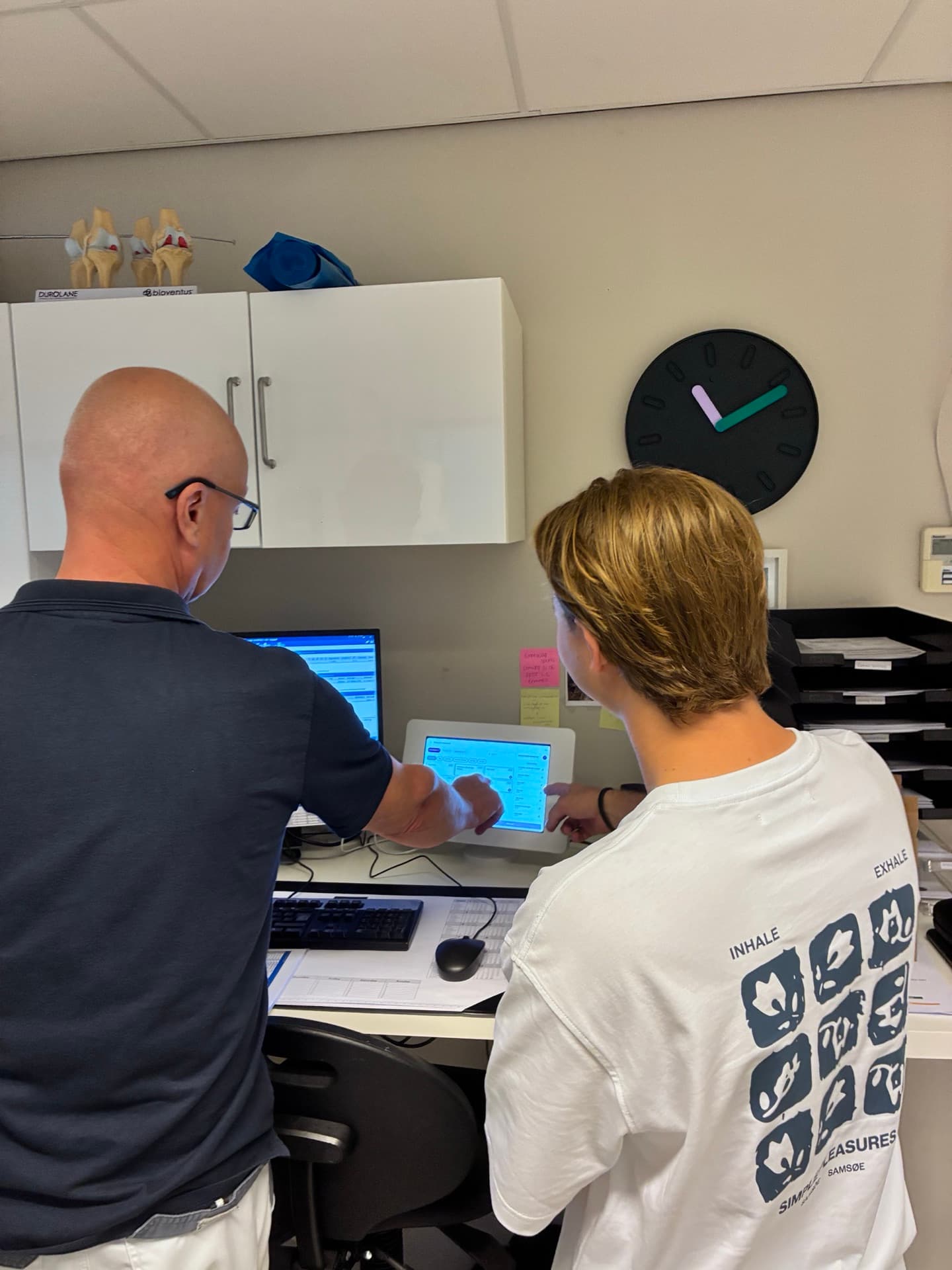 Samen de registratieflow op de tablet doorlopen aan het bureau in de gipskamer